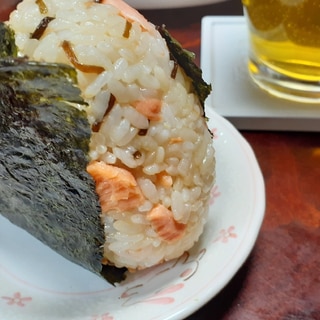 銀鮭ほぐし身と塩昆布握り飯♪